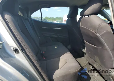 2021 Toyota Camry Le z USA, uszkodzony, nr VIN 4T1C11BKXMU038666